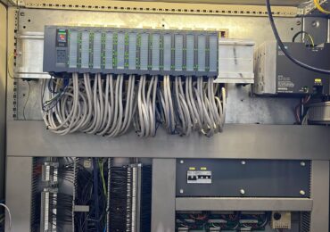 Besturingskast waarin een oude Siemens S5 PLC succesvol is vervangen door een nieuwe Siemens S7-1500 PLC met I/O-modules en voeding.