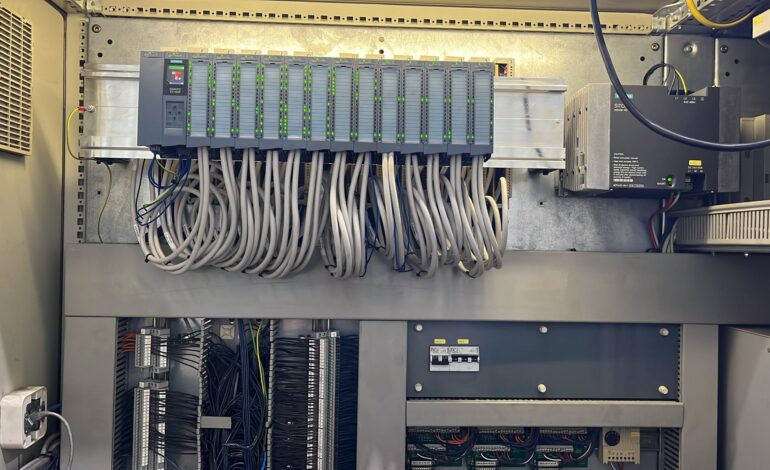 Besturingskast waarin een oude Siemens S5 PLC succesvol is vervangen door een nieuwe Siemens S7-1500 PLC met I/O-modules en voeding.