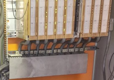 Verouderde Siemens Step5 PLC besturingskast met CPU en I/O modules in een industriële installatie