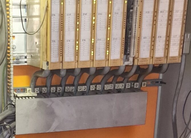 Verouderde Siemens Step5 PLC besturingskast met CPU en I/O modules in een industriële installatie