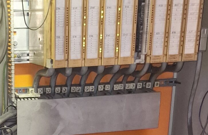 Verouderde Siemens Step5 PLC besturingskast met CPU en I/O modules in een industriële installatie