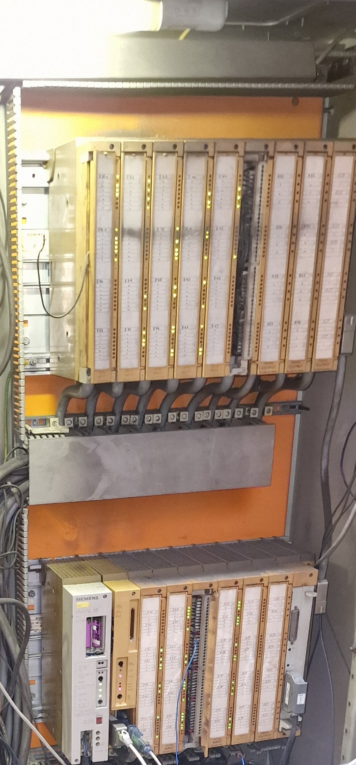 Verouderde Siemens Step5 PLC besturingskast met CPU en I/O modules in een industriële installatie